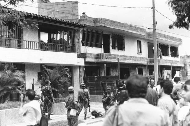 FOTO ARCHIVO EL COLOMBIANO - El 2 de diciembre, las labores de inteligencia permitieron a las autoridades rastrear las llamadas que Escobar le hizo a su hijo Juan Pablo, para llegar hasta la vivienda donde se escond&#237;a en el barrio Los Olivos, occidente de Medell&#237;n, y dar muerte al entonces hombre m&#225;s buscado del mundo.