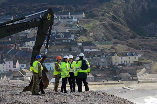 AFP - La mayor&#237;a del personal militar trabaja hoy en el llamado Valle del T&#225;mesis, que desde hace 33 a&#241;os no viv&#237;a inundaciones como estas. El primer ministro, David Cameron, visit&#243; el condado de Devon para conocer el alcance del desastre.