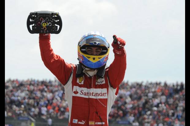 Reuters - El español celebró con triunfo los sesenta años de la victoria de Ferrari en una carrera de Fórmula Uno, precisamente en Silverstone.