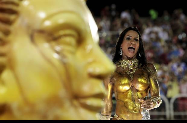 Reuters - La escuela Porto da Pedra se rob&#243; el show en el primer d&#237;a del Carnaval de R&#237;o de Janeiro.