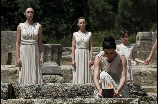 Foto Reuters - El fuego ol&#237;mpico viajar&#225; una semana a lo largo de Grecia, visitando cinco grandes sitios arqueol&#243;gicos, incluyendo la Acr&#243;polis, para llegar el 17 de mayo al antiguo Estadio Ol&#237;mpico de Atenas, sede de los primeros Juegos modernos en 1896, y all&#237; ser&#225; entregada a la delegaci&#243;n brit&#225;nica