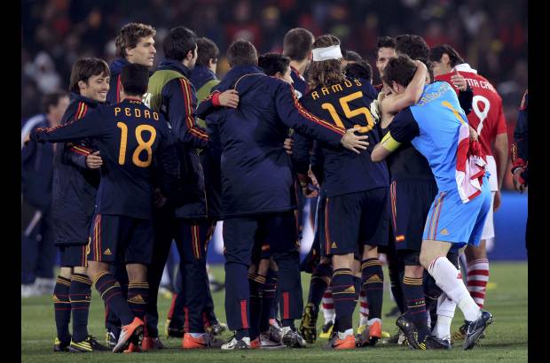 Reuters - El abrazo de los espa&#241;oles al finalizar el compromiso.