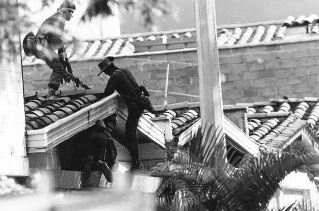 FOTO ARCHIVO EL COLOMBIANO - El 2 de diciembre, las labores de inteligencia permitieron a las autoridades rastrear las llamadas que Escobar le hizo a su hijo Juan Pablo, para llegar hasta la vivienda donde se escond&#237;a en el barrio Los Olivos, occidente de Medell&#237;n, y dar muerte al entonces hombre m&#225;s buscado del mundo.