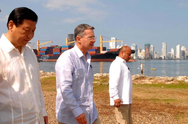 Archivo - Xi Jinping se reuni&#243; con el entonces presidente &#193;lvaro Uribe V&#233;lez en la ciudad de Cartagena.