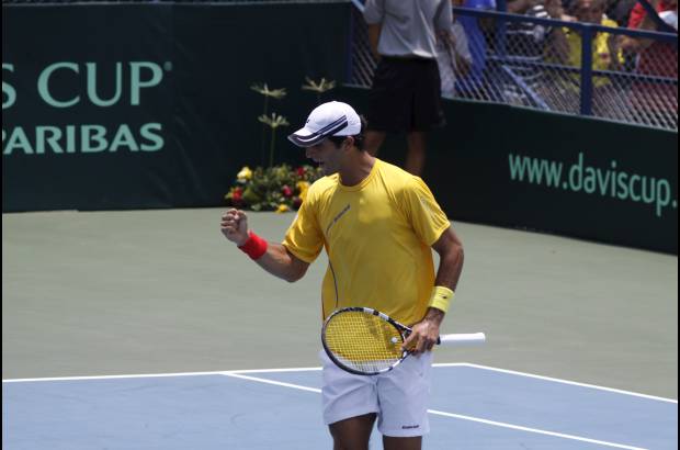 Colprensa - Farah se echó el equió al hombro, y con su saque selló el tercer punto nacional.
