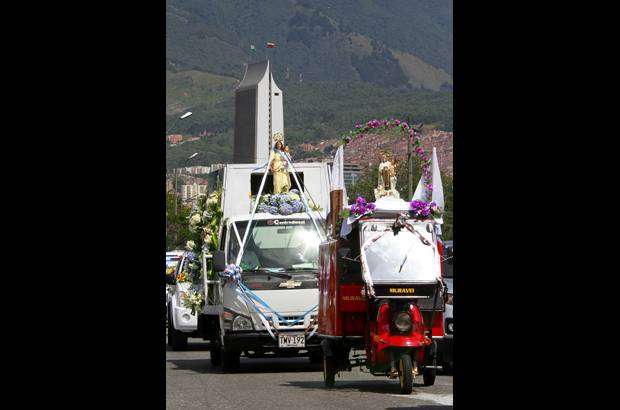 FOTO RÓBINSON SÁENZ - Como cada 16 de julio, Día de la Virgen del Carmen, conductores desfilaron con su patrona por varios puntos de Medellín. Decenas de vehículos, como buses, carros y motos, circularon entre las terminales del Sur y del Norte de la ciudad.