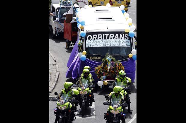 FOTO JAIME PÉREZ - Como cada 16 de julio, Día de la Virgen del Carmen, conductores desfilaron con su patrona por varios puntos de Medellín. Decenas de vehículos, como buses, carros y motos, circularon entre las terminales del Sur y del Norte de la ciudad.