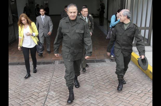 Foto Manuel Saldarriaga - Saliendo de su oficina rumbo al Centro de Operaciones en Tolima. Est&#225; acompa&#241;ado de su hija Mar&#237;a Claudia y del general Le&#243;n Ria&#241;o.