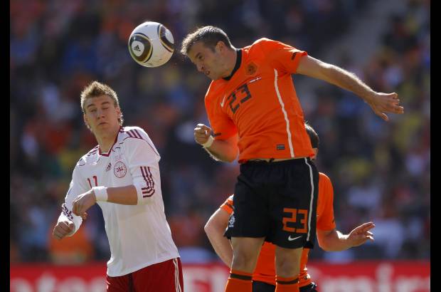 Reuters - Si bien mostraba más ambición con los movimientos de Sneijder, Rafael van der Vaart y Van Persie, a Holanda le costó abrirse paso.