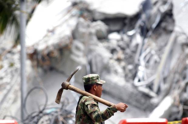 Manuel Saldarriaga - Bomberos, Cruz Roja, Defensa Civil, Polic&#237;a, el Ej&#233;rcito Nacional y otros organismos de rescate se han vinculado a las labores de socorro en el edificio Space. Todos trabajan sin descanso.