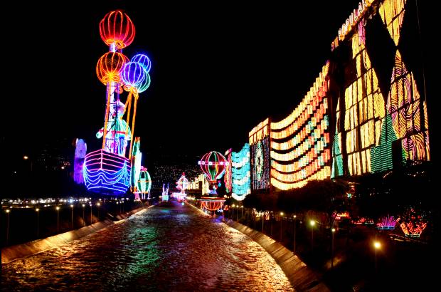 Juan Antonio S&#225;nchez - M&#225;s de 16 millones de luces decoran los principales sitios de la ciudad en Navidad.