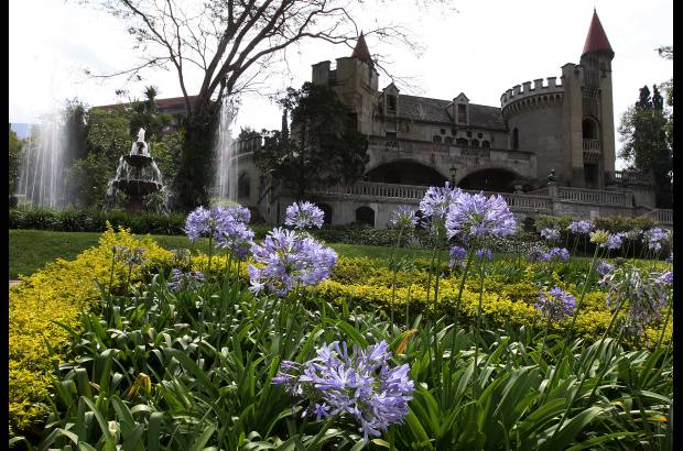 Foto R&#243;binson S&#225;enz - El imponente Castillo tiene amplios jardines, llenos de flores y vegetaci&#243;n.