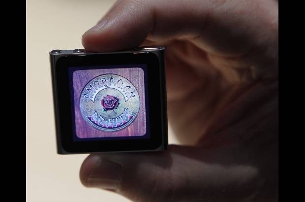 Reuters - El nano, otro modelo del iPod, ahora incluye radio FM y 24 horas de m&#250;sica.