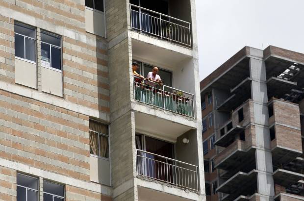 FOTOS MANUEL SALDARRIAGA - La Torre 6 del conjunto Space se derrumbó un día después de que sus habitantes fueran evacuados a causa de la aparición de enormes grietas en su estructura.