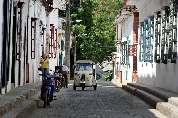 Cortes&#237;a de Antioquia Presente - En La Tebaida, Quind&#237;o, Antioquia Presente edific&#243; 952 viviendas para familias damnificadas por el terremoto que sacudi&#243; el Eje Cafetero en 1999.