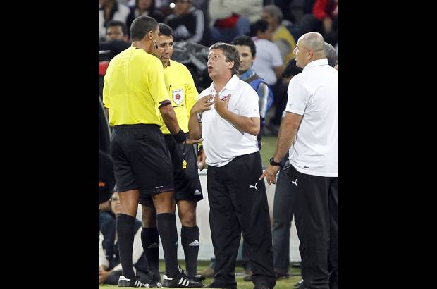 Jaime P&#233;rez - El t&#233;cnico Bolillo G&#243;mez mostrando su descontento con el &#225;rbitro Juan Pont&#243;n del Magdalena.