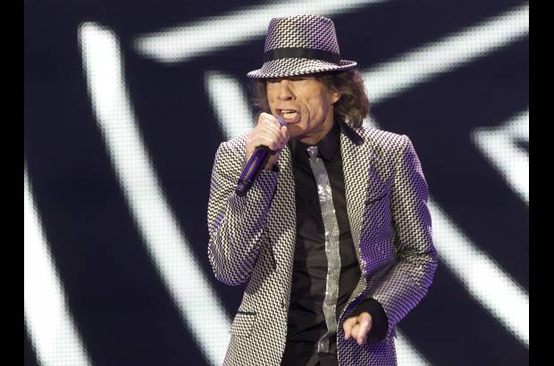 Foto AP - Jagger, que llev&#243; puestos pantalones negros ajustados, camisa negra y una corbata brillante, par&#243; de cantar para agradecer la lealtad de los admiradores de la banda.