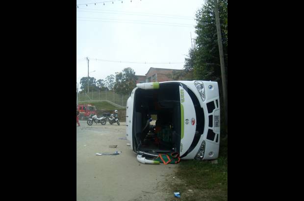 Cortes&#237;a http://twitter.com/MiOriente - Una menor de de edad muri&#243; en el accidente de tr&#225;nsito que ocurri&#243; a las 5:50 de la ma&#241;ana entre los municipios de Marinilla y Rionegro, en el oriente antioque&#241;o.