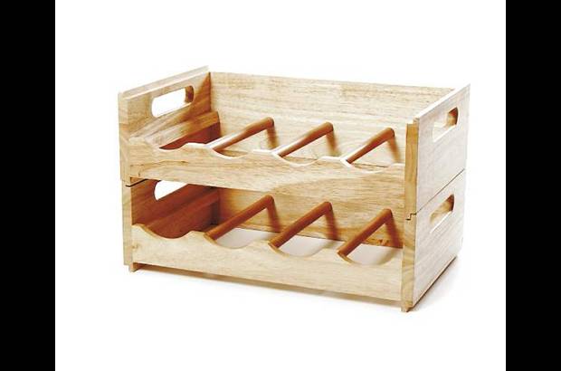Fino Lino Vinoteca - Las botellas de vino se ven espectaculares en este mueble de madera.