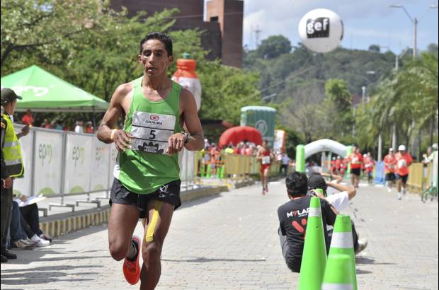 Esteban Jaramillo y Sebasti&#225;n Salazar - M&#225;s de 10 mil competidores se dieron cita en esta hist&#243;rica cita deportiva que se corr&#237;a en las modalidades de 5, 10, 21 y 42 kil&#243;metros.