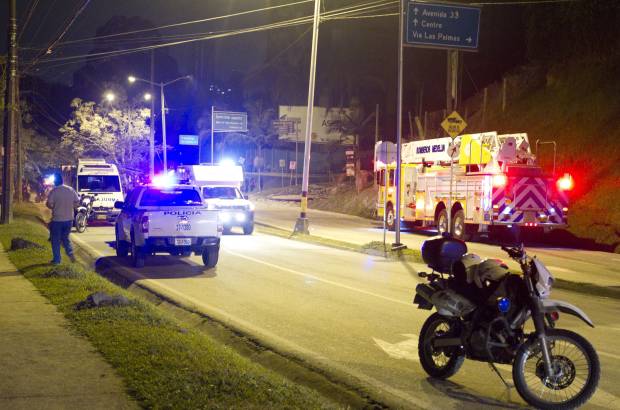 Foto: Edwin Bustamante - La alcaldesa encargada de Medell&#237;n, Claudia Restrepo, le solicit&#243; a la comunidad que no se acerque al edificio en carro, pues obstaculizar&#225;n la entrada de los veh&#237;culos de socorro.