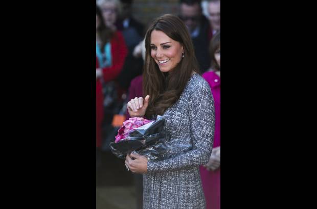 AP - Luego de pasar algunos d&#237;as de vacaciones con el pr&#237;ncipe Guillermo, Kate Middleton luci&#243; por primera vez su embarazo.