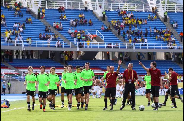 Colprensa - Calentamiento de los jugadores de Nueva Zelanda antes del arranque del compromiso.