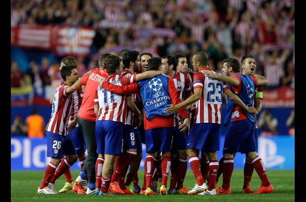 AP - El Atl&#233;tico y el Barcelona tambi&#233;n son animadores de la liga espa&#241;ola, en la que el equipo &quot;colchonero&quot; le lleva un punto de ventaja al elenco &quot;azulgrana&quot;.