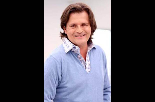 CORTESÍA CANAL CARACOL - Julio Cesar Herrera es Mario Herrera. Es un odontólogo muy particular y famoso, pero Alejandro lo detesta. Aunque Mario usa tenis, tiene el pelo largo, se viste extravagante y atiende a sus pacientes con reggaetón, es un gran profesional y una mejor persona.