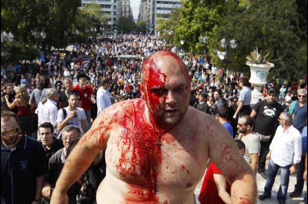 Reuters - Un hombre cubierto de su propia sangre se escapó después de que un grupo de manifestantes de izquierda trataron de lincharlo, lo acusaban de ser un fascista durante una protesta en Atenas, Grecia.