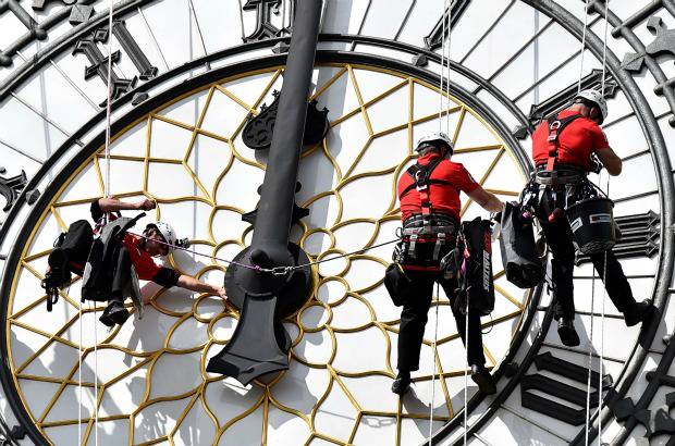 AFP - Aunque las agujas estar&#225;n detenidas durante las labores de los operarios hasta el jueves, o bien hasta el viernes si las condiciones meteorol&#243;gicas retrasan la tarea, el mecanismo interno del reloj continuar&#225; funcionando sin interrupci&#243;n.