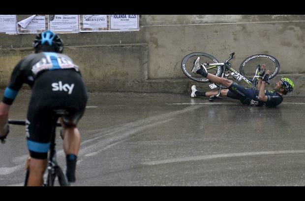 AP - Pablo Lastras (Movistar) rueda ante la mirada de bradley Wiggins (Sky).