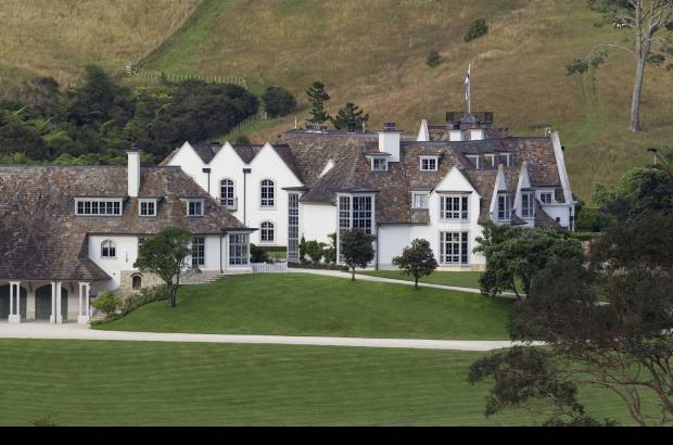 Reuters - Dotcom, para quien un tribunal de Auckland ha decretado prisi&#243;n preventiva a pesar de que sostiene que no tiene &quot;nada que ocultar&quot;, afronta una pena de hasta 55 a&#241;os de c&#225;rcel en el caso de que sea deportado a Estados Unidos y declarado culpable de los delitos que las autoridades de este pa&#237;s le imputan.