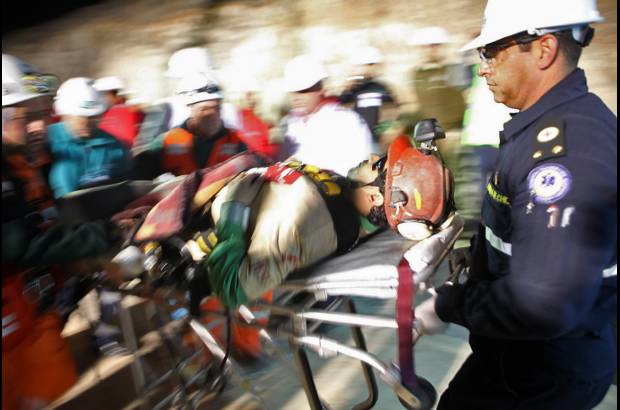 AP - El minero, cuyo viaje por el pozo excavado durante 33 d&#237;as se demor&#243; apenas 15 minutos y 32 segundos, llevaba unas gafas oscuras especiales para evitar que la luz da&#241;ara sus ojos y mostraba una gran serenidad.