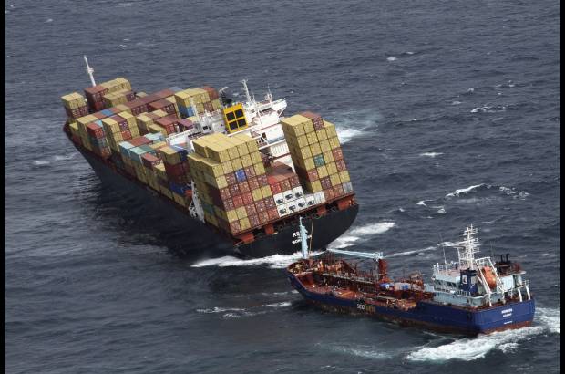 AP - Algunos desperfectos en las tuber&#237;as del Rena han permitido que el combustible llegue al mar, informaron fuentes oficiales.