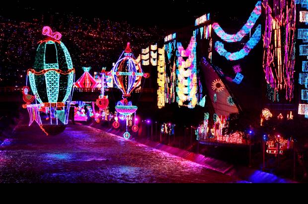Juan Antonio S&#225;nchez - Los diferentes tonos de iluminaci&#243;n le dan un ambiente especial y m&#225;gico al Paseo del R&#237;o.