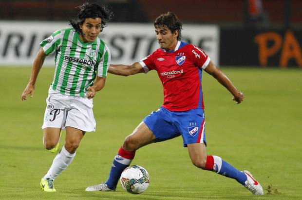 FOTO JAIME P&#201;REZ - La expulsi&#243;n de Alejandro Bernal, a los 23 segundos, ech&#243; por la borda la estrategia del t&#233;cnico Juan Carlos Osorio.