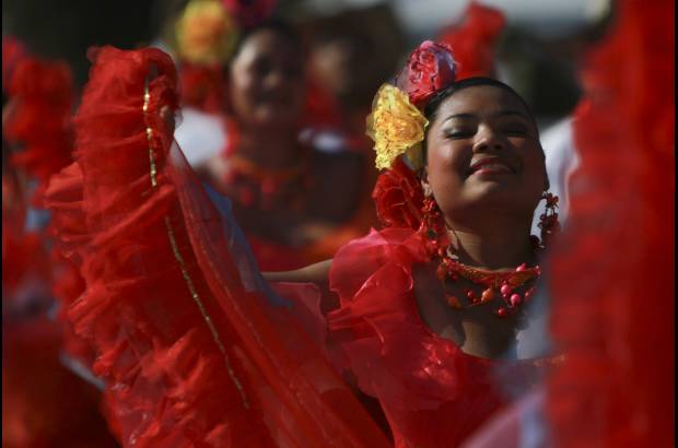 Reuters - La cumbia se toma las calles y con decenas de presentaciones entretienen a los visitantes.
