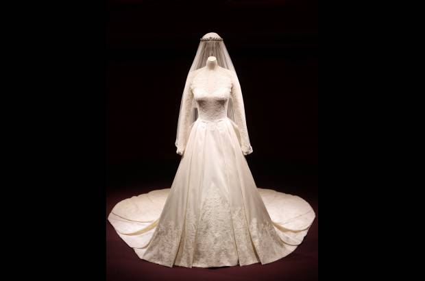 AP - El secreto mejor guardado de la boda del a&#241;o, el vestido de Catalina Middleton, ser&#225; uno de los &#233;xitos del verano en el Reino Unido, gracias a una exposici&#243;n en el palacio de Buckingham que ha vendido 125.000 entradas por anticipado.