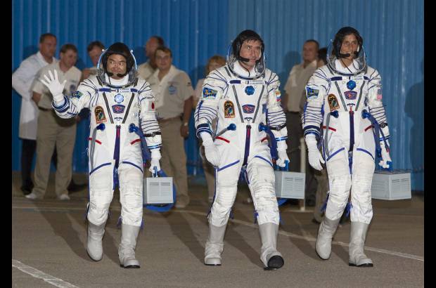Reuters - La tripulaci&#243;n de la Soyuz TMA-05M est&#225; integrada por el cosmonauta ruso Yuri Malenchenko, la estadounidense Sunita Williams y el japon&#233;s Akihiko Hoshide, que integran la 33 expedici&#243;n a la estaci&#243;n.