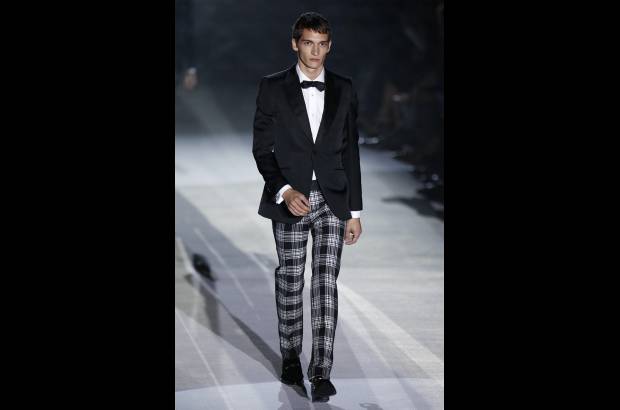 AP - Gucci combina en su nueva colecci&#243;n el clasicismo brit&#225;nico de los a&#241;os 60 y 70 con ciertos toques exc&#233;ntricos y juveniles.