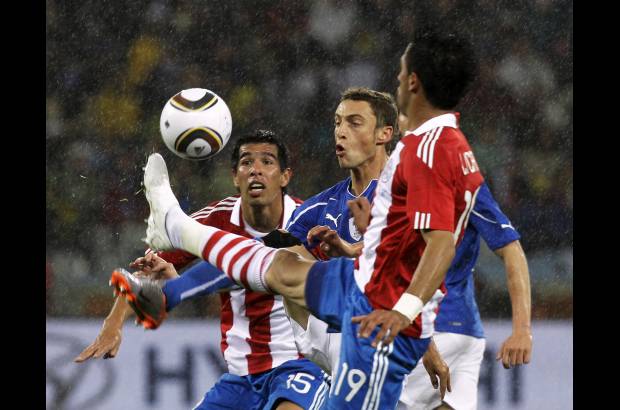 AP - El combinado paraguayo no logró hacerse con el dominio del balón y desplegar el juego ofensivo de gran nivel que mostró en la fase eliminatoria suramericana, aunque supo contener el ímpetu italiano con un ordenado juego de sus líneas defensivas.