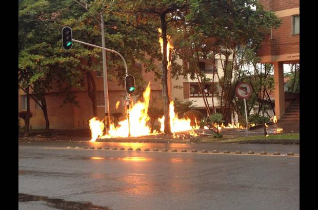 FOTO CORTES&#205;A CARLOS A. CORREDOR L. - Posteriormente, personal de Empresas P&#250;blicas de Medell&#237;n control&#243; la fuga de gas que se registr&#243; en una red externa.