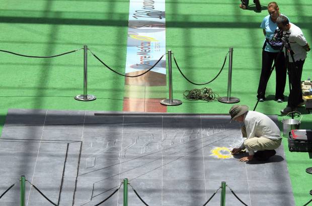 R&#243;binson S&#225;enz - El artista brit&#225;nico Julian Beever se especializ&#243; en el manejo de la &#243;ptica para crear efectos tridimensionales con sus pinturas hechas con tiza. Un trabajo que va de la calle a un centro comercial de Medell&#237;n.