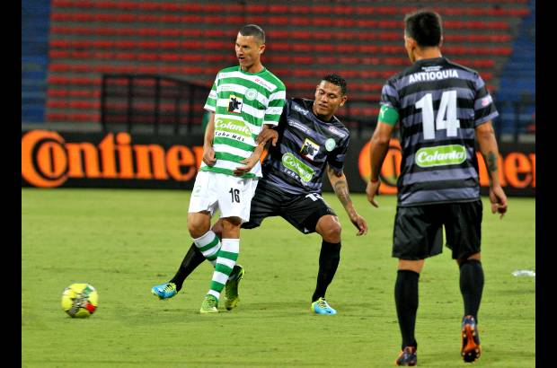 Juan Antonio S&#225;nchez - A pesar de la cantidad de figuras que ofrecieron el espect&#225;culo en el D&#237;a del F&#250;tbol Antioque&#241;o, el p&#250;blico no lleg&#243; en la cantidad esperada. El partido central qued&#243; 3-2 a favor de los dirigidos por Pedro Sarmiento. Envigado e Itag&#252;&#237; empataron 0-0 y la belleza se hizo presente con las Diosas del F&#250;tbol, que participaron de la previa de los encuentros. El dinero recaudado se destinar&#225; a la Unidad de Neonatos del San Vicente de Paul.