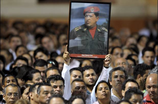 Reuters - Un partidario nicarag&#252;ense del presidente venezolano Hugo Ch&#225;vez sostiene un p&#243;ster de &#233;l en la Plaza de la Revoluci&#243;n en Managua.
