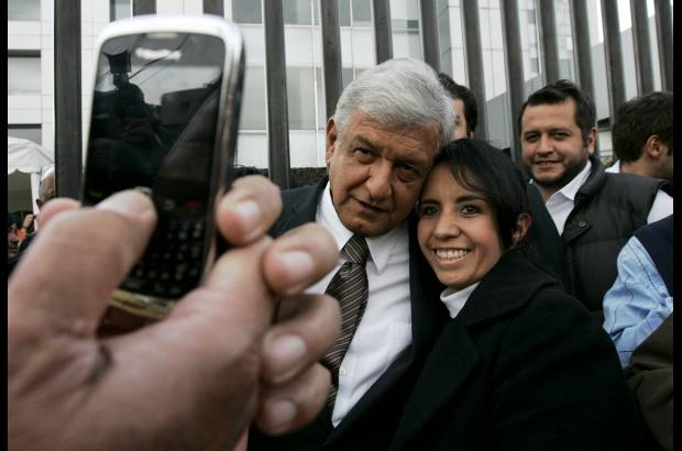 Reuters - Adem&#225;s de posar para las c&#225;maras de la prensa y los admiradores el candidato presidencial se&#241;al&#243; que &quot;M&#233;xico ya no est&#225; para retrocesos... la gente quiere un cambio verdadero&quot;.