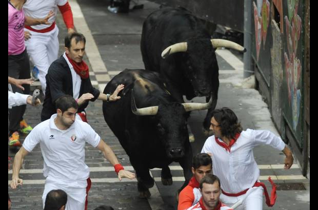AFP - Las fiestas San Fermín, en las que una multitud corre junto a seis toros bravos por las calles de Pamplona, en España, son uno de los mayores atractivos en esta época del año. Desde 1924, 15 personas han muerto en los encierros que fueron inmortalizados en la novela Fiesta de Hemingway.
