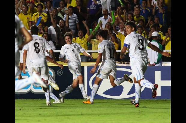 Colprensa - Celebran los charr&#250;as el tanto del empate.