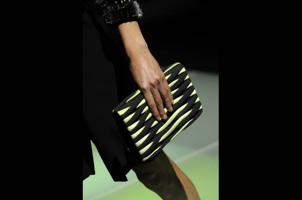 AP - Giorgio Armani, de 79 años, cerró la Semana de la Moda femenina de Milán. Sus diseños sorprendieron por teñir la franela de grises claros y oscuros a los que se unió el verde lima, para vestir a una mujer sencilla pero elegante. Para la noche, los vestidos largos palabra de honor o con escotes vertiginosos fueron los encargados de poner la nota de distinción en el desfile.